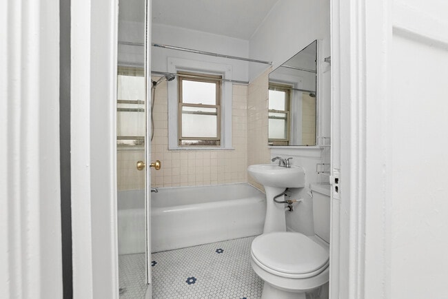 Foto del edificio - 2849 W Berteau Ave