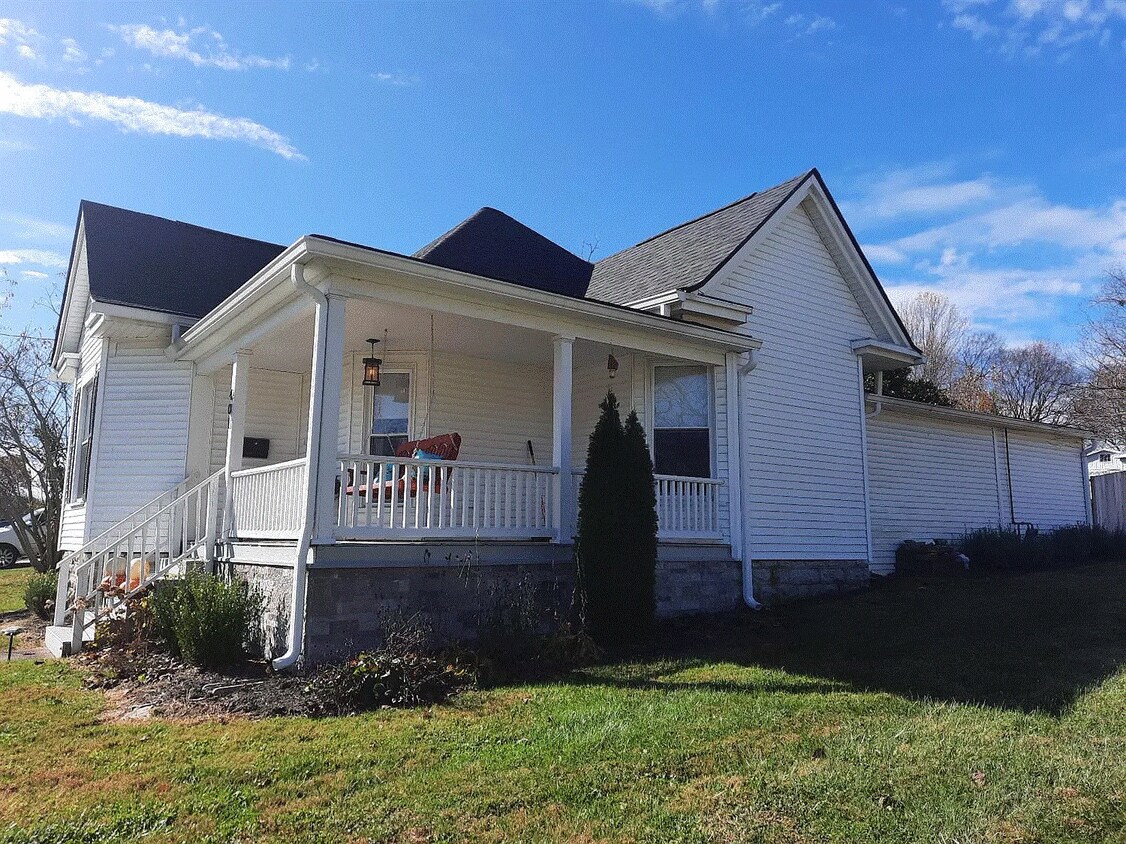 Wrap around porch - 401 S Gratz St