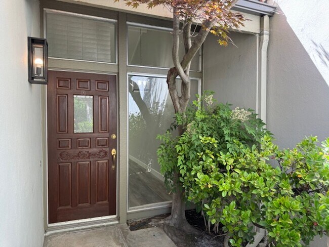 Building Photo - Beautiful 3 bedroom, single level townhome...