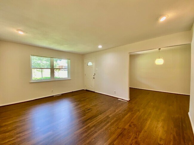 Foto del edificio - 3 bedroom, 2.5 Bath in Forest Oaks (Near Forest Hills)