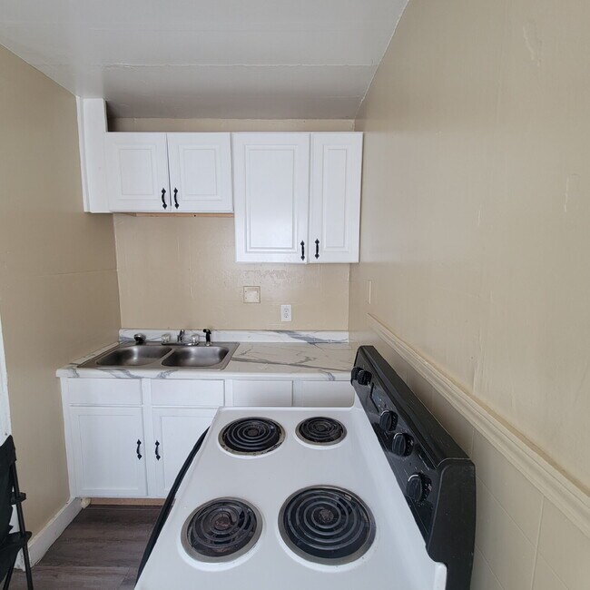 Building Photo - Near Southeast 2BR House w/Garage!