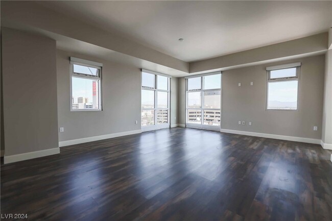 Building Photo - 150 S Las Vegas Blvd