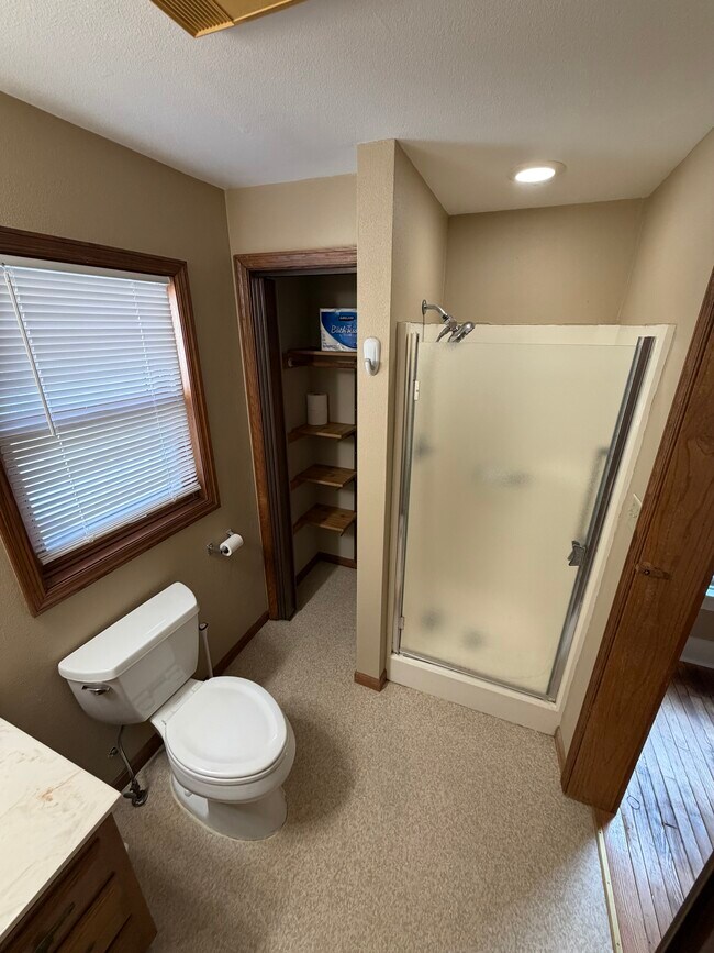 Baño del primer piso - 145 N Franklin St