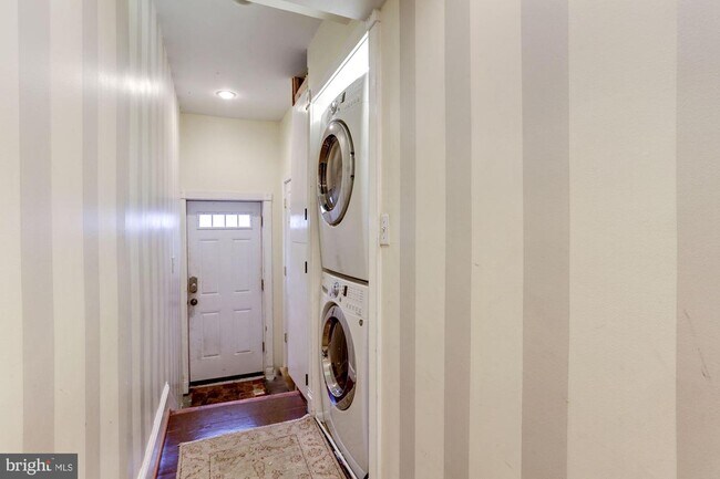 Foto del edificio - 2643 Woodley Pl NW