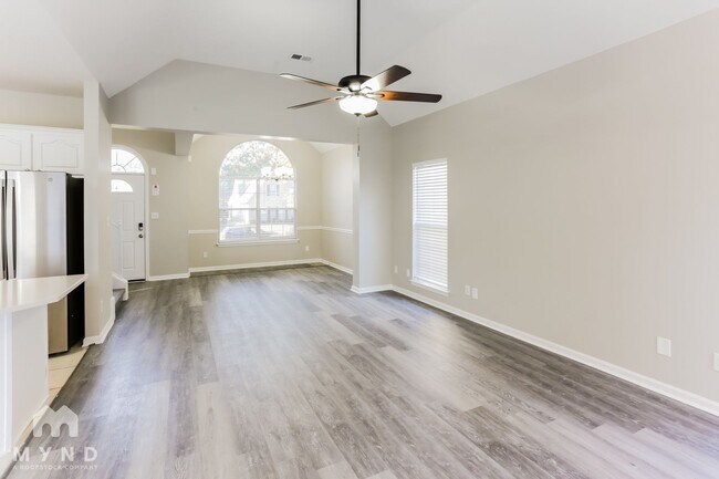 Foto del edificio - 540 Classic Dr N