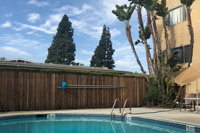 Blue skies & Warm water - California West Apartments