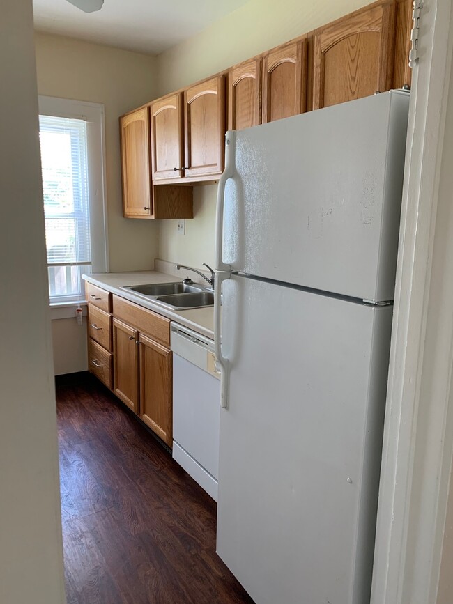 Building Photo - 205 E Broadway Ave