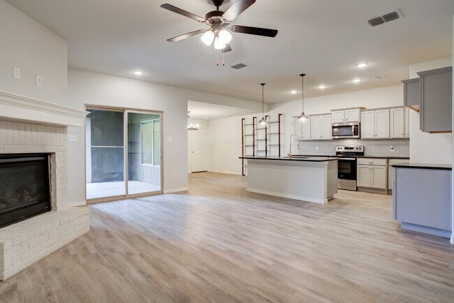 Building Photo - Modern townhome in South Lubbock