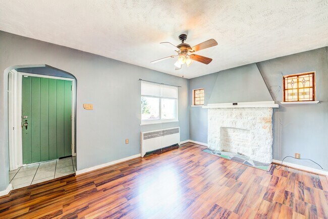 Building Photo - AVAILABLE MAY 2026 - Beautiful 3 Bedroom Home w/ Off-Street Parking in Brookline!