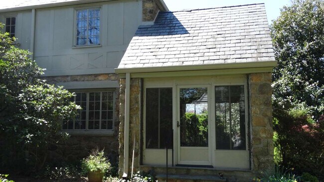 Foto del edificio - 1879 Wayside Pl