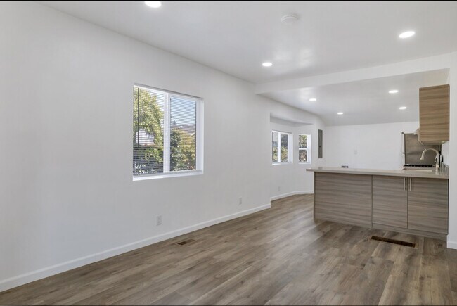 Building Photo - 6712 42nd Ave S