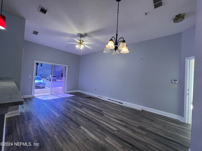 Foto del edificio - 7920 Merrill Rd