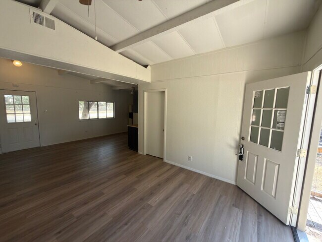 Foto del edificio - 2 bed 1 bath. Vinyl plank throughout. Yard maintenance included. Close to San Marcos Outlet Malls.