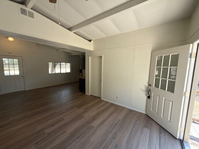 Building Photo - 2 bed 1 bath. Vinyl plank throughout. Yard...