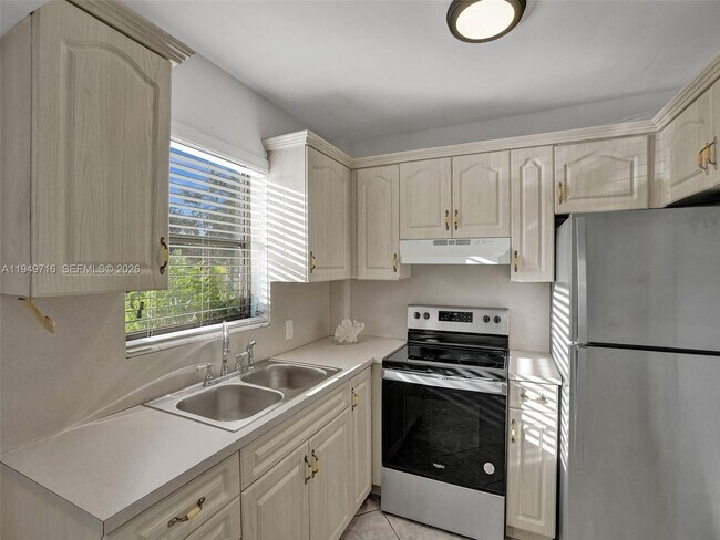 Photo - 1100 NE 9th Ave Apartment