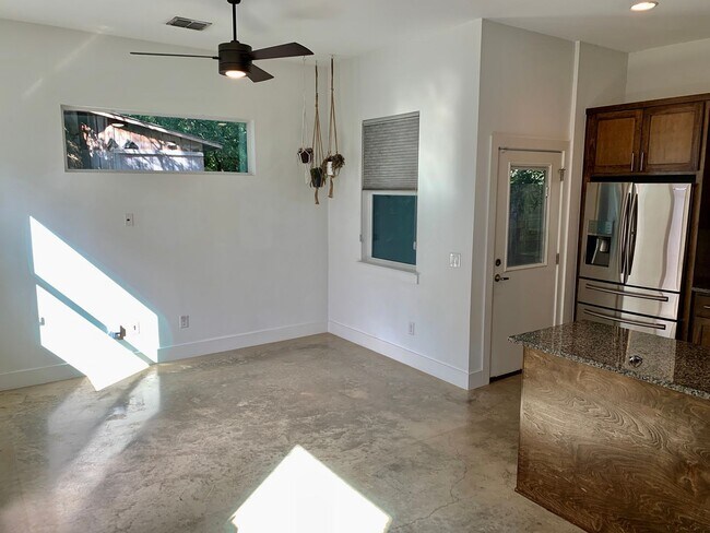 Foto del edificio - Modern 2 bedroom, 2.5 bathroom with a Back...