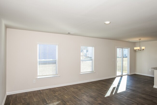 Building Photo - APPLY TODAY! convenient to downtown Columb...