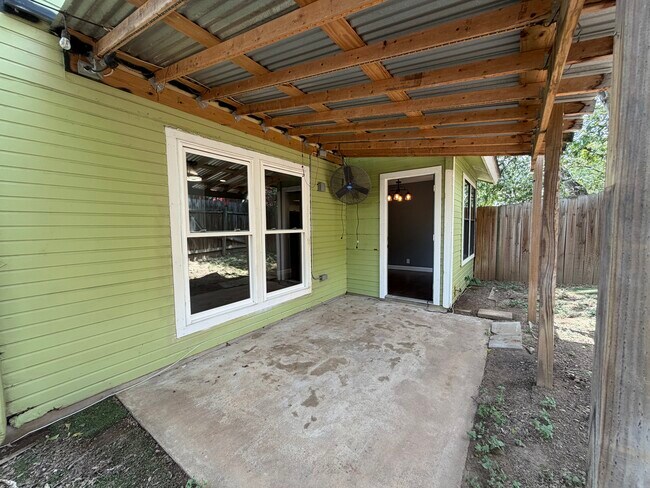 Foto del edificio - 8107 Hood Cir