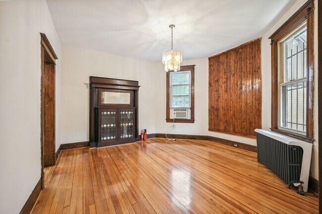 Building Photo - Charming 3br/3ba with Parking, Deck, & Fin...