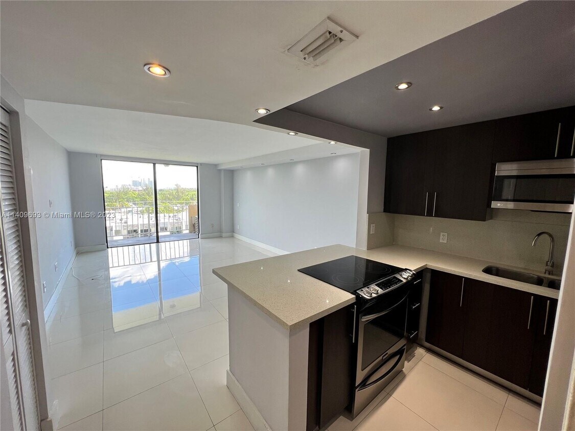 Foto principal - 2350 NE 135th St