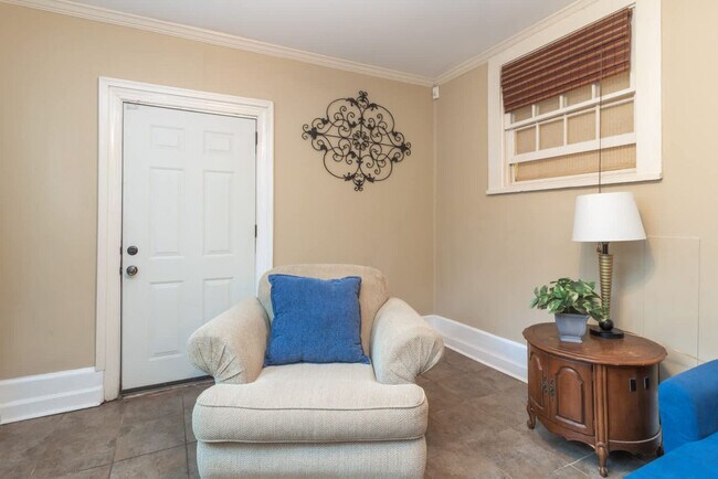 Building Photo - 1416 S Dixon Dr