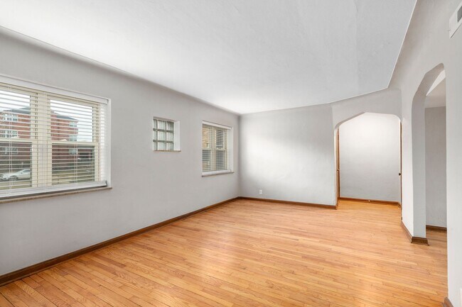 Foto del edificio - 5823 Lindenwood Ave