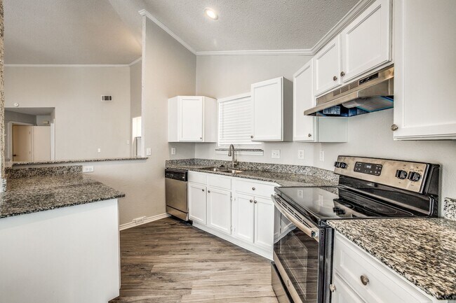 Building Photo - Updated 3BD with Granite Counters