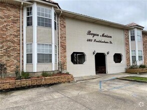 Building Photo - 4800 Pontchartrain Dr