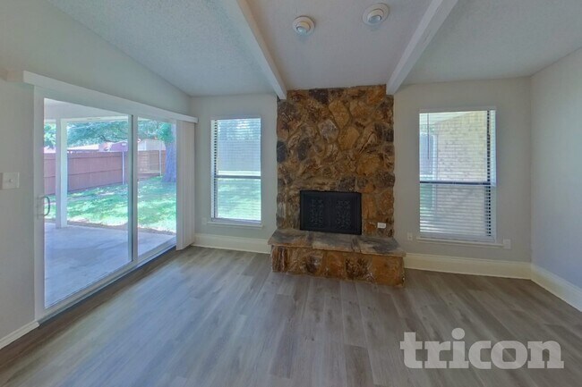 Foto del edificio - 3804 Firethorn Dr