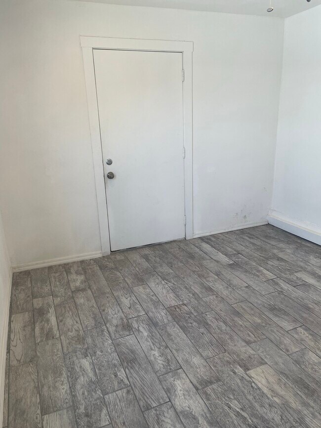 Building Photo - 2 bed 1 bath