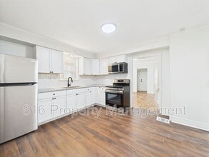 Building Photo - 633 S Fuller Ave