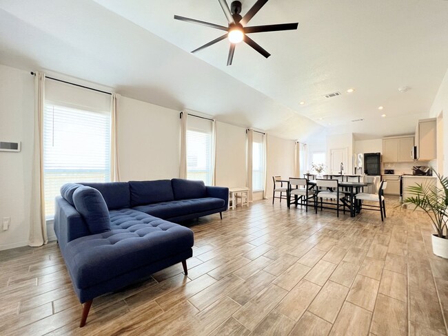 Foto del edificio - Modern and Beautiful - 3/BR and 2/BA Home ...