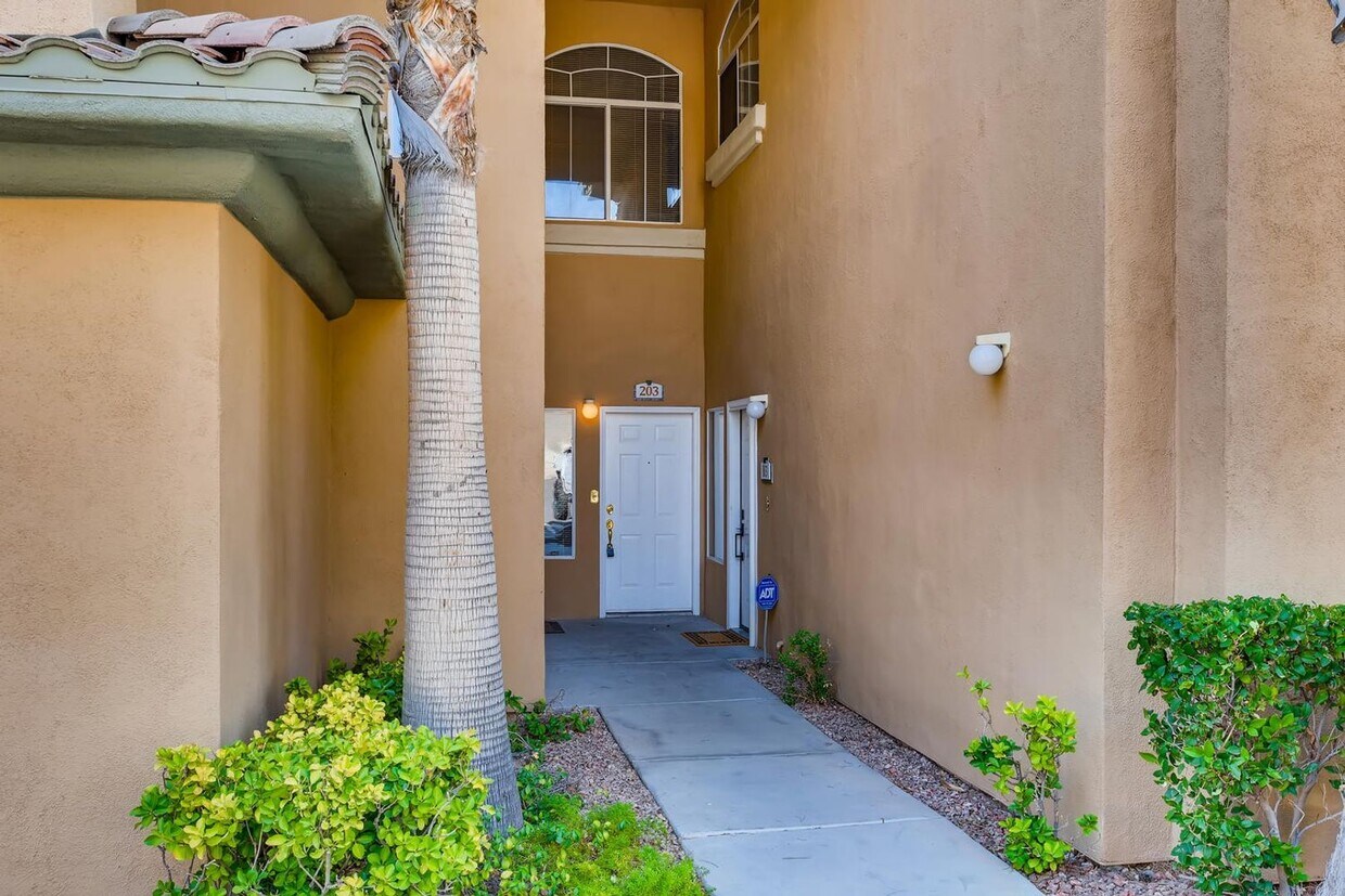 Primary Photo - 3 Bedroom Town house in a Guard gated Summ...