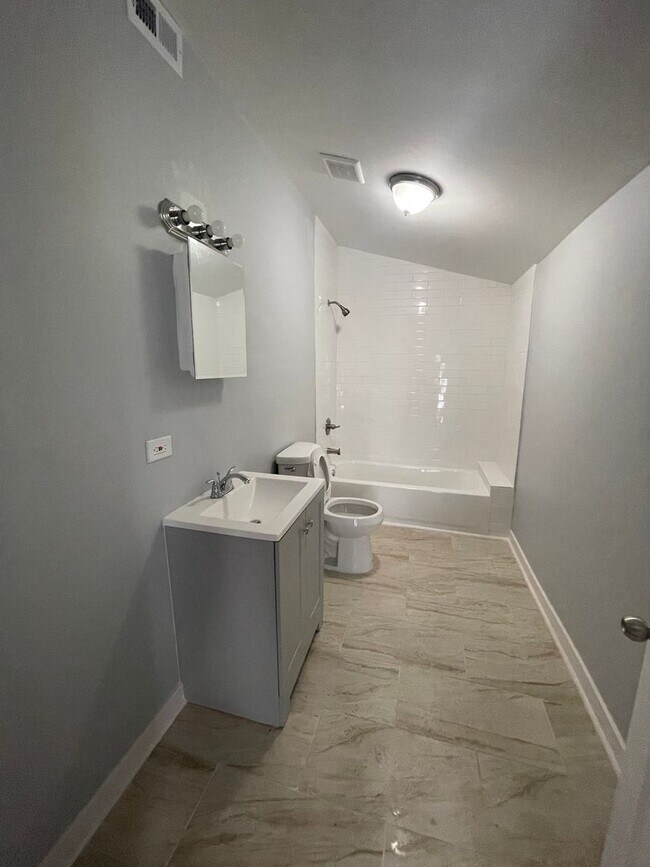 Foto del edificio - Completely renovated 4/2 Single Family home ! Available now!