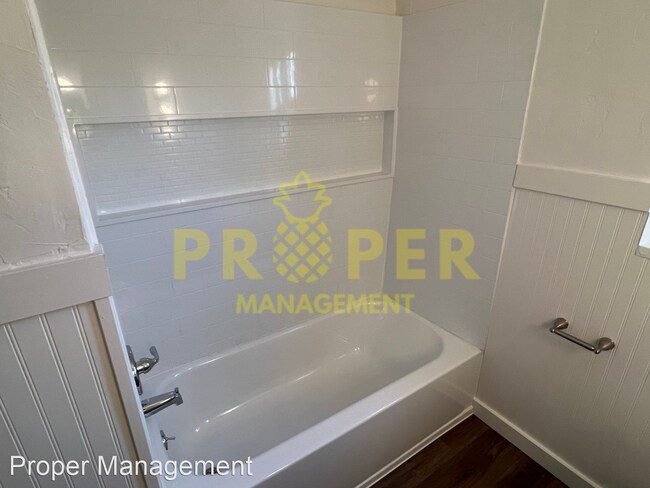 Foto del edificio - 3 br, 1.5 bath House - 746 Torrington Place