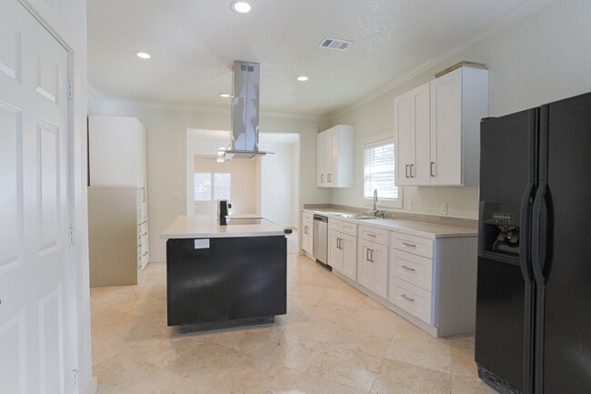 Kitchen - 5528 Junius St