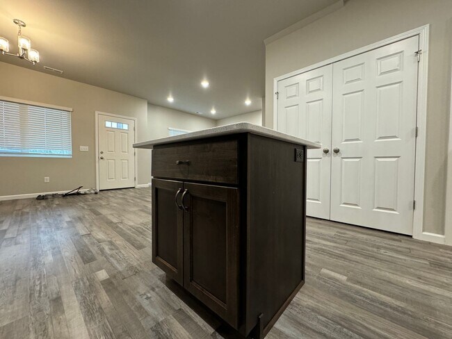 Foto del edificio - Townhome 2 Blocks from Legacy High School!