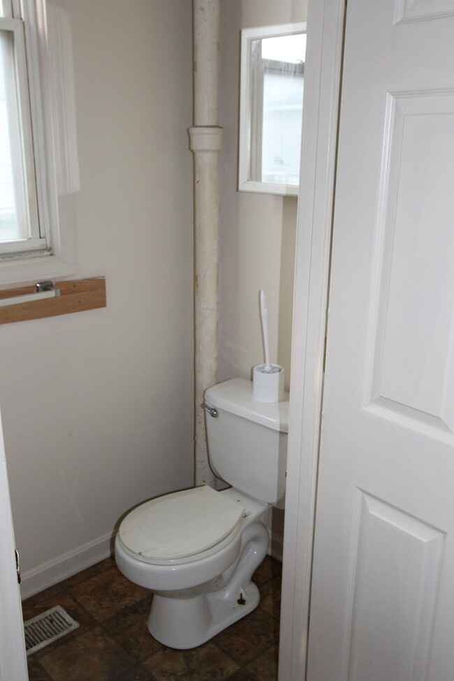 Building Photo - All Utilities Paid!!! 1 Bedroom Efficiency