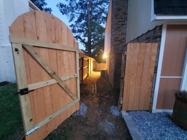 Building Photo - 2601 Jamestown Way