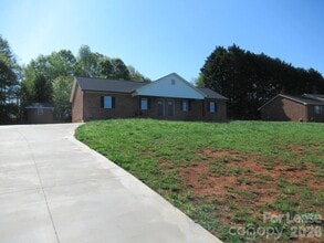 Building Photo - 174 Glen-Gar Dr