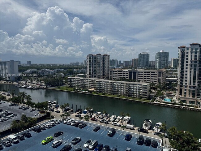 Foto del edificio - 100 Bayview Dr