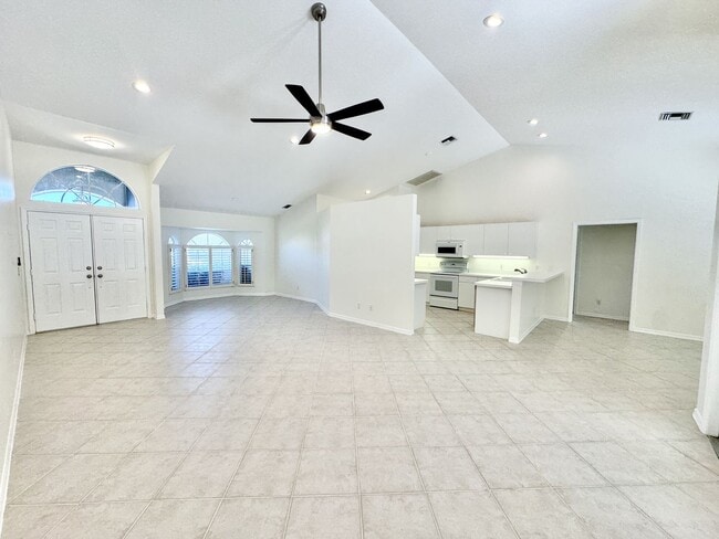 Building Photo - ** CROWN POINTE ** 3 BED / 2 BATH - SINGLE...
