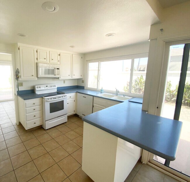 Building Photo - 3 Bedroom Home with Lots of Natural Light
