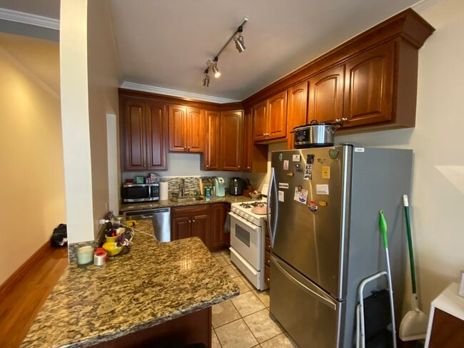 Building Photo - 1044 W Bryn Mawr Ave