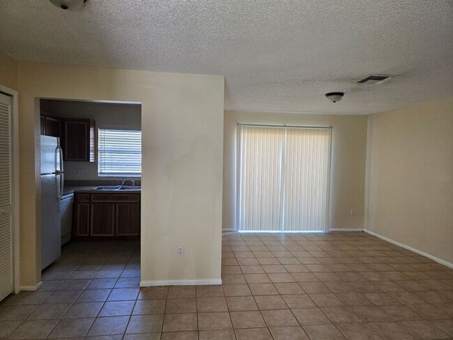 Foto del edificio - 3 bed 2 bath tri plex near UCF