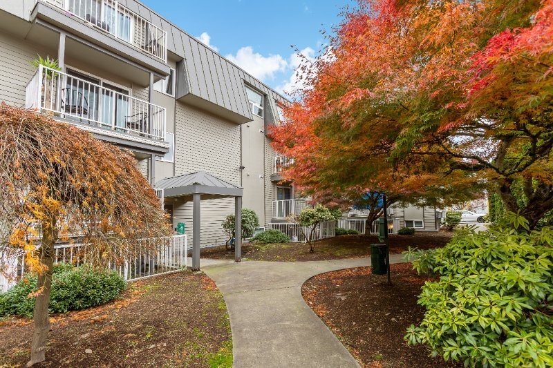 Photo - 11540 Pinehurst Way NE (Seattle, WA)