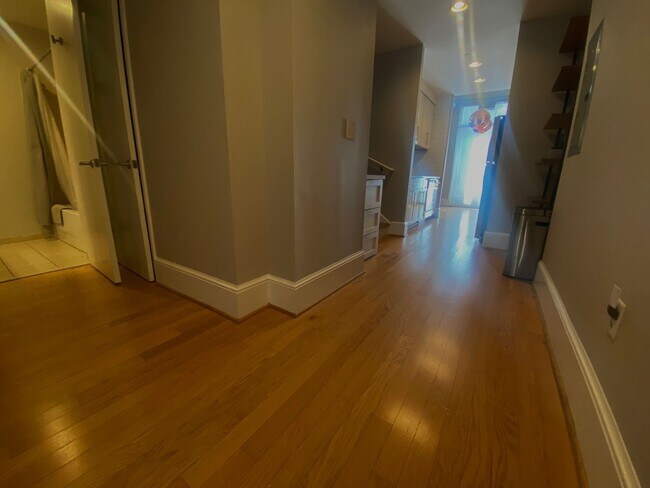 Foto del edificio - Open And Updated One Bedroom Apartment At ...
