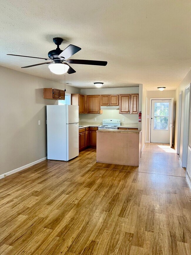Foto del edificio - AVAILABLE NOW! 2 Bedroom Home on Main Street!