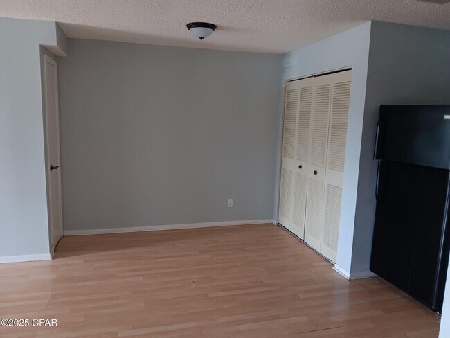 Building Photo - 300 Lakepointe Dr