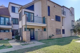 Building Photo - 2300 Balsam Dr